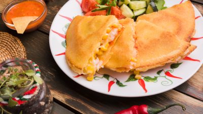 Бризоли с мясным фаршем, маринованными огурцами и сыром: французская закуска