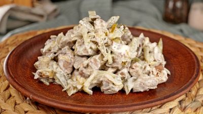 Куриная печень с маринованным луком