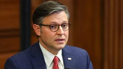 Майк Джонсон отвергает попытку демократов заставить проголосовать за сокращение помощи Украине