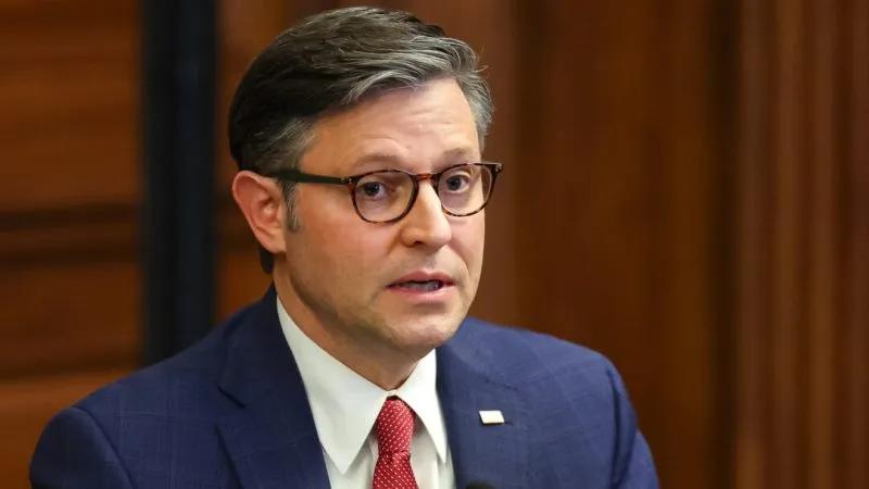 Майк Джонсон отвергает попытку демократов заставить проголосовать за сокращение помощи Украине