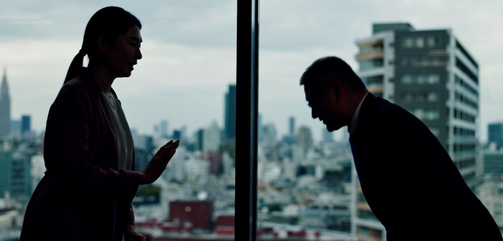 Мы привыкли благодарить друг друга за всё хорошее, легко ли поблагодарить, когда тебя обижают, обирают, обнажают твои недостатки, обругивают и хотят уничтожить физически? \скрин с видео