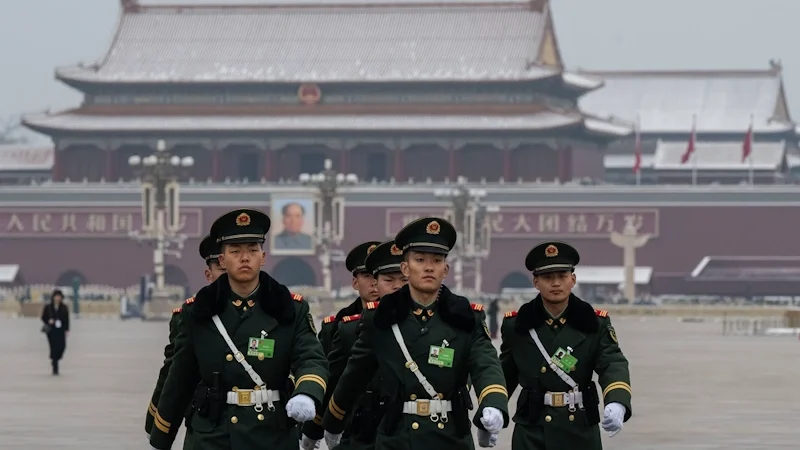 Сотрудники Народной вооруженной полиции маршируют по площади Тяньаньмэнь после обеспечения безопасности на открытии заседания Всекитайского собрания народных представителей, формально утверждающего решения органа власти Китая, в Большом зале народных собраний в Пекине 5 марта 2026 года. Фото: Кевин Фрейер  | Epoch Times Media