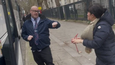 В Лондоне подверглась нападению практикующая Фалуньгун