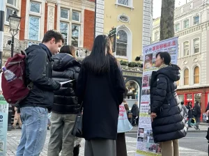 В Лондоне подверглась нападению практикующая Фалуньгун