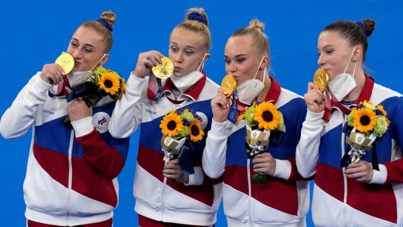 Женская сборная по спортивной гимнастике Олимпийского комитета России (слева направо): Лилия Ахаймова, Виктория Листунова, Ангелина Мельникова и Владислава Уразова празднуют победу и завоевание золотой медали на летних Олимпийских играх 2020 года в Токио 27 июля 2021 года. (Грегори Булл/AP Photo)