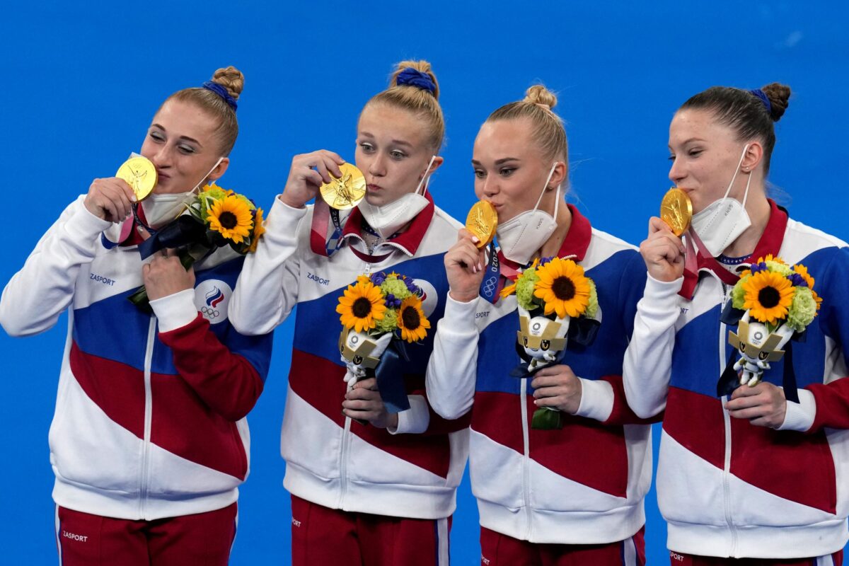 Женская сборная по спортивной гимнастике Олимпийского комитета России (слева направо): Лилия Ахаймова, Виктория Листунова, Ангелина Мельникова и Владислава Уразова празднуют победу и завоевание золотой медали на летних Олимпийских играх 2020 года в Токио 27 июля 2021 года. (Грегори Булл/AP Photo)