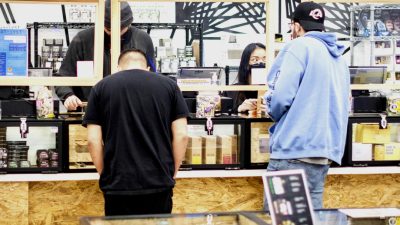 18 февраля 2021 года покупатели выбирают товары из марихуаны в магазине каннабиса в Санта-Ане, штат Калифорния. (Джон Фредрикс/The Epoch Times) | Epoch Times Media