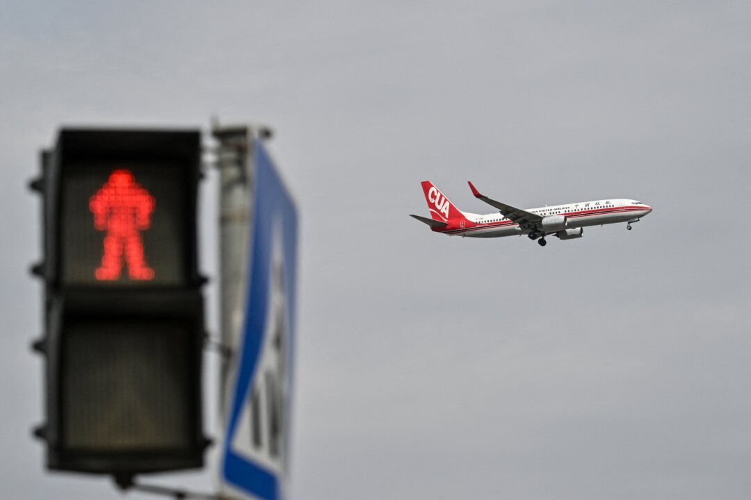 Самолет Boeing 737-800 авиакомпании China United Airlines готовится к посадке в международном аэропорту Шанхай-Пудун в Шанхае 16 апреля 2025 года. (Hector Retamal/AFP via Getty Images) | Epoch Times Media