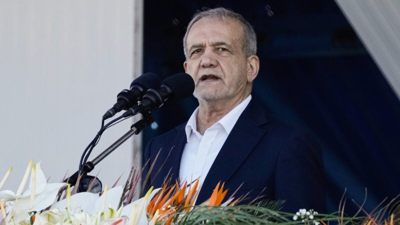 Президент Ирана Масуд Пезешкиан выступает во время парада, посвященного Дню национальной армии, недалеко от Тегерана, 18 апреля 2025 года. (Вахид Салеми/AP Photo)