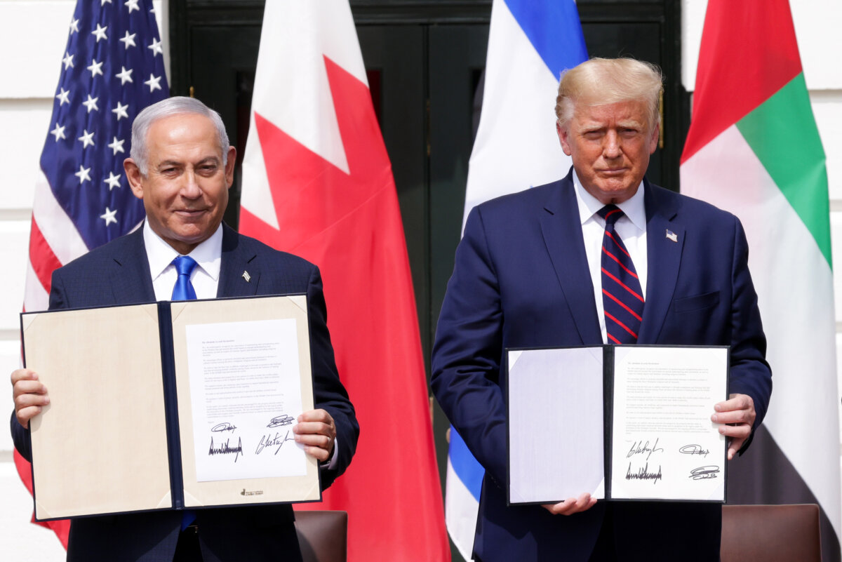 Премьер-министр Израиля Биньямин Нетаньяху и президент США Дональд Трамп принимают участие в церемонии подписания «Соглашений Авраама» на Южной лужайке Белого дома 15 сентября 2020 года. (Алекс Вонг/Getty Images)