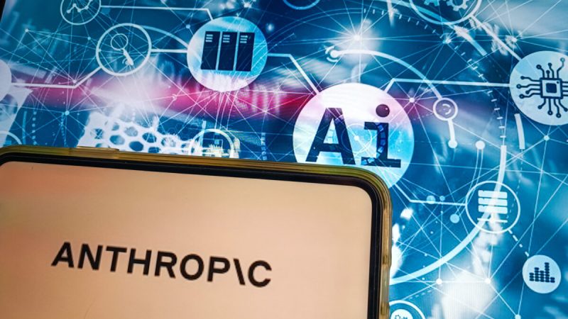 Иллюстрация, на которой изображен логотип компании Anthropic на экране мобильного телефона. (Риккардо Милани/Ханс Лукас, фото агентства AFP, Getty Images)