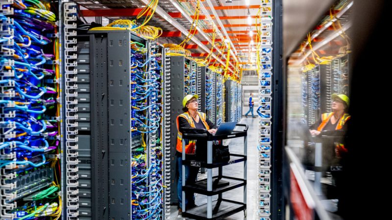 2 октября 2025 года технический специалист работает в центре обработки данных Amazon Web Services в Нью-Карлайле, штат Индиана. (Ноа Бергер/Getty Images, предоставлено Amazon Web Services) | Epoch Times Media