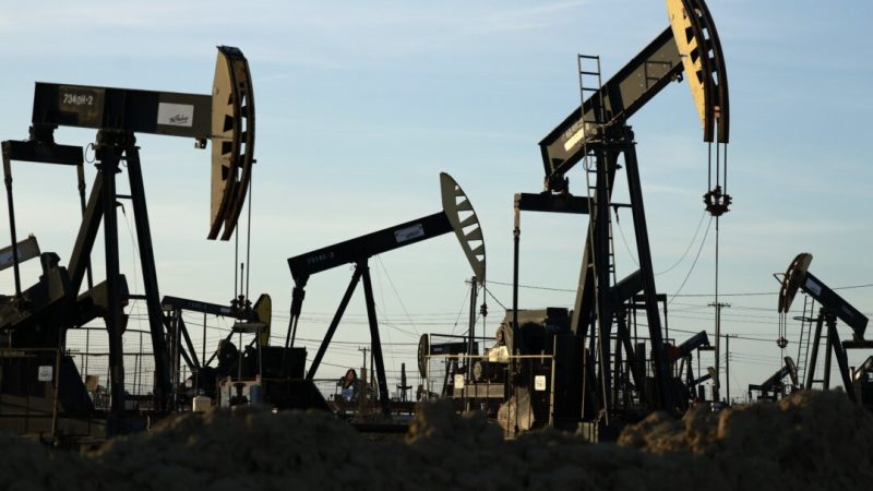 10 марта 2026 года на нефтяном месторождении Белридж недалеко от города Маккитрик, штат Калифорния, одни нефтяные вышки работают, а другие простаивают. (Марио Тама/Getty Images) | Epoch Times Media