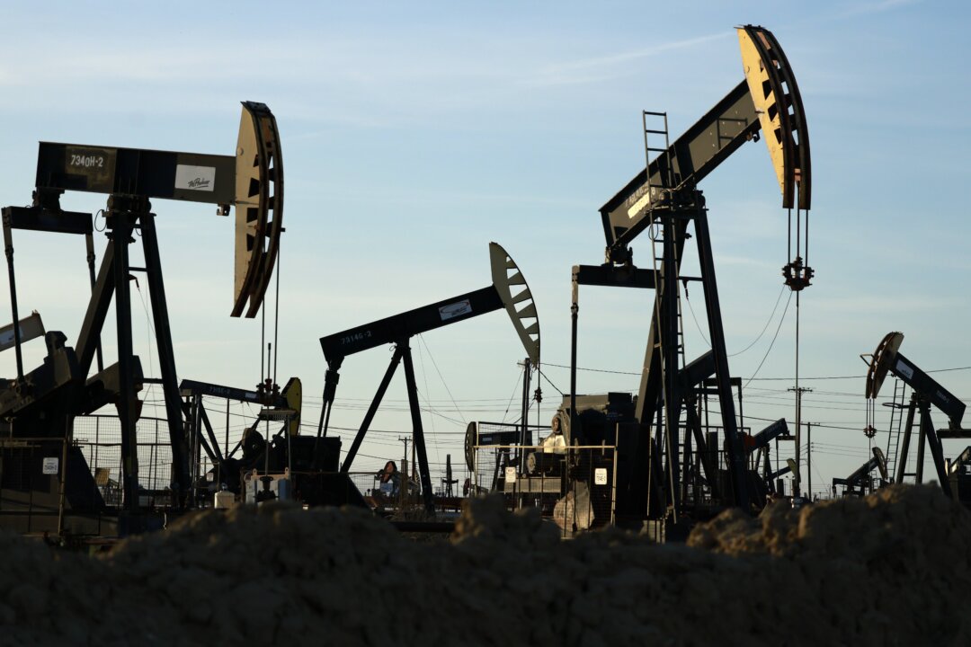 10 марта 2026 года на нефтяном месторождении Белридж недалеко от города Маккитрик, штат Калифорния, одни нефтяные вышки работают, а другие простаивают. (Марио Тама/Getty Images) | Epoch Times Media