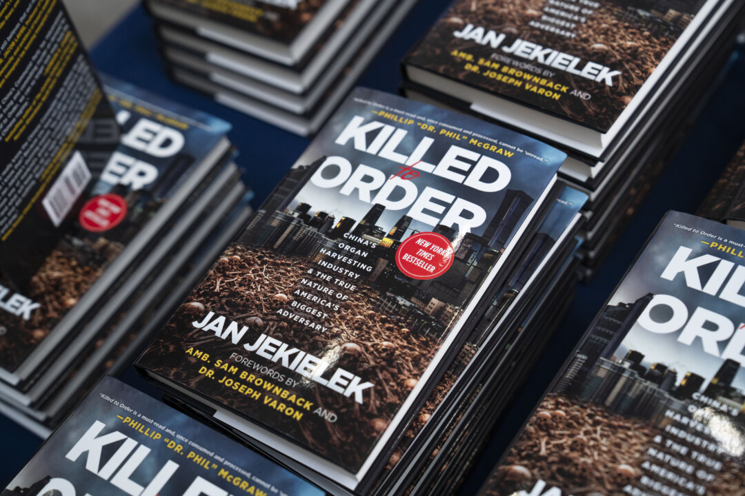 Ян Джекилек, старший редактор издания «The Epoch Times» и автор книги «Killed to Order», получает награду журнала «French Quarter Magazine» в номинации «Лучший автор года 2026» в посольстве Франции в Вашингтоне 20 апреля 2026 года. (Мадалина Килрой/The Epoch Times) | Epoch Times Media