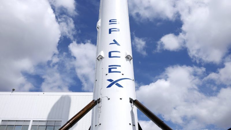 2 апреля 2026 года на объекте компании SpaceX в Хоторне, штат Калифорния, представлена ракета Falcon 9 компании SpaceX. (Марио Тама/Getty Images) | Epoch Times Media