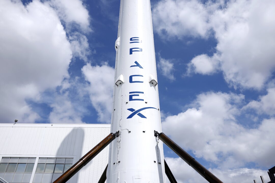 2 апреля 2026 года на объекте компании SpaceX в Хоторне, штат Калифорния, представлена ракета Falcon 9 компании SpaceX. (Марио Тама/Getty Images) | Epoch Times Media