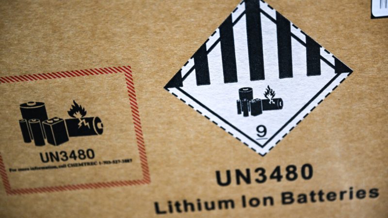 16 сентября 2022 года на коробке с литий-ионными батареями для системы аккумулирования энергии AES Alamitos в Лонг-Бич, штат Калифорния, видна этикетка с маркировкой UN3480. Система аккумулирует энергию возобновляемых источников для обеспечения электроснабжения в часы пикового спроса. (Патрик Т. Фэллон/AFP via Getty Images)