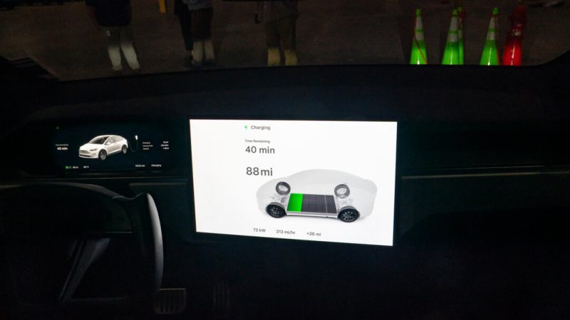 23 апреля 2024 года на экране компьютера в компании Kempower, производителе устройств быстрой зарядки, расположенной в Дареме, штат Северная Каролина, отображается ход зарядки электромобиля. Эксперт по функциональной безопасности автомобилей Сандип Кумар Бомтапалли отметил, что отсутствующие данные — такие как количество циклов зарядки и температурные воздействия — имеют решающее значение для определения возможности повторного использования списанной аккумуляторной батареи электромобиля. (Эллисон Джойс/AFP via Getty Images)