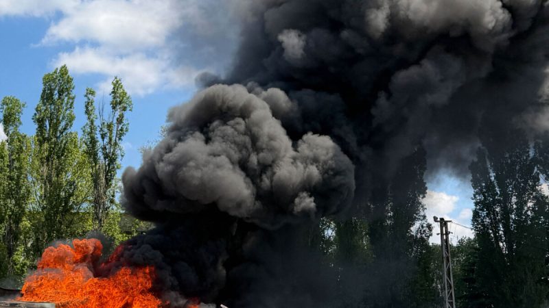 Украинские спасатели тушат пожар, возникший в результате авиаудара по промышленному объекту в Запорожье, Украина, 15 мая 2026 года. (Дарья Назарова/AFP via Getty Images)