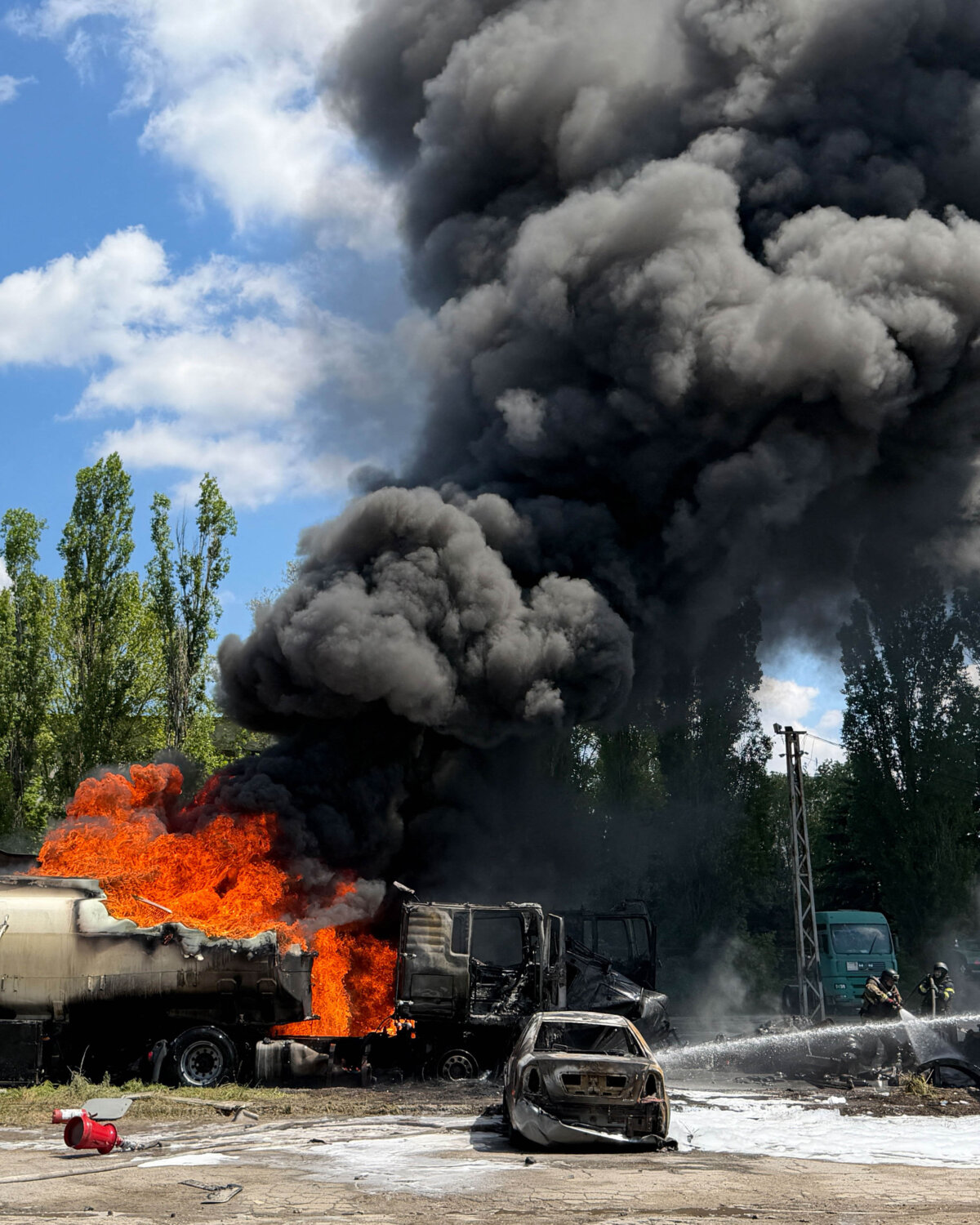 Украинские спасатели тушат пожар, возникший в результате авиаудара по промышленному объекту в Запорожье, Украина, 15 мая 2026 года. (Дарья Назарова/AFP via Getty Images)