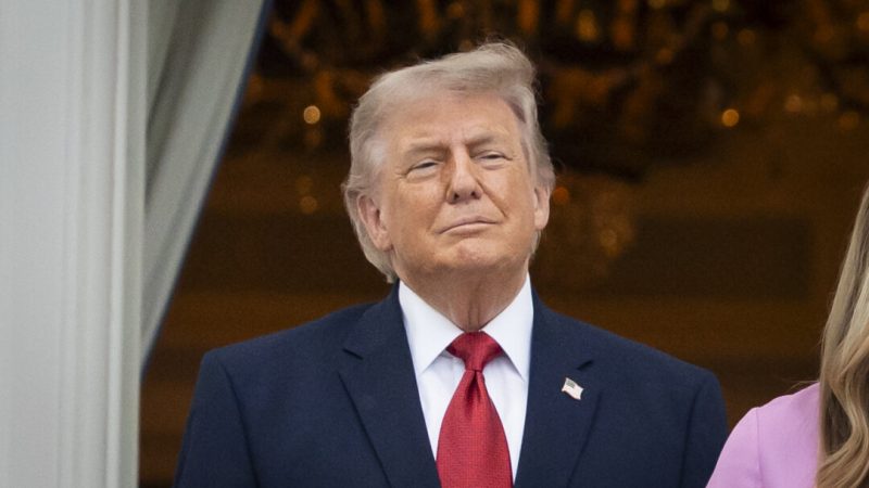 Президент Дональд Трамп слушает выступление первой леди Мелании Трамп во время ежегодного пикника Конгресса на Южной лужайке Белого дома в Вашингтоне 19 мая 2026 года. (Мадалина Килрой/The Epoch Times) | Epoch Times Media