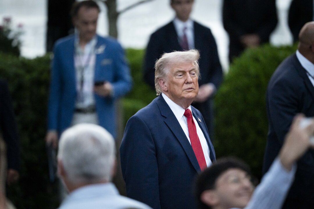 Президент Дональд Трамп беседует с гостями во время ежегодного пикника Конгресса на Южной лужайке Белого дома в Вашингтоне 19 мая 2026 года. (Мадалина Килрой/The Epoch Times) | Epoch Times Media