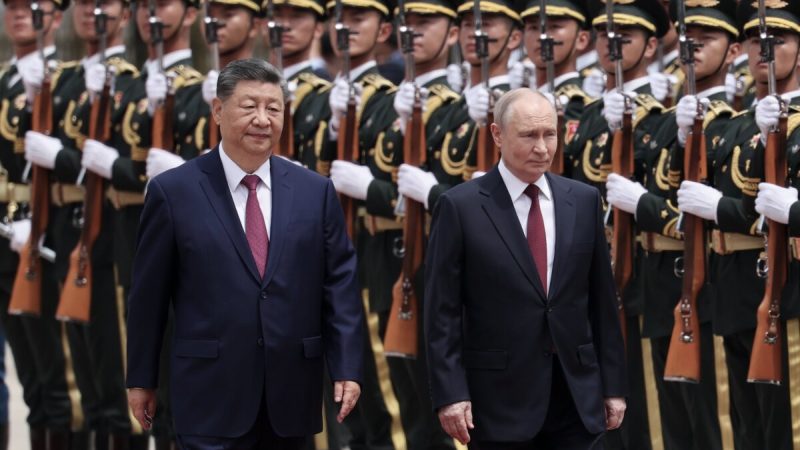Президент России Владимир Путин (справа) и лидер Китая Си Цзиньпин проходят мимо почетного караула во время церемонии встречи в Пекине, Китай, 20 мая 2026 года. (Максим Шеметов/Pool Photo via AP)