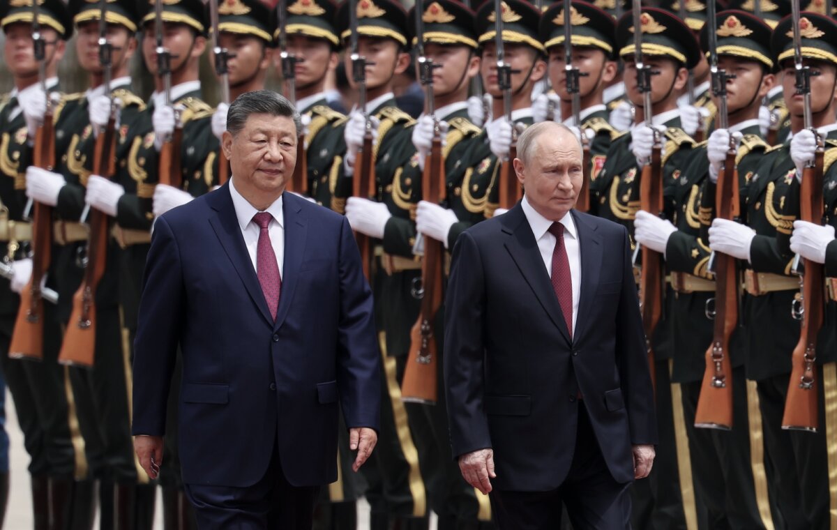 Президент России Владимир Путин (справа) и лидер Китая Си Цзиньпин проходят мимо почетного караула во время церемонии встречи в Пекине, Китай, 20 мая 2026 года. (Максим Шеметов/Pool Photo via AP)