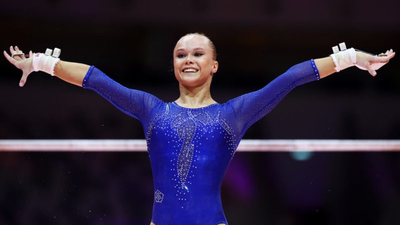 Ангелина Мельникова из команды «Neutral Athletes» выступает на брусьях в ходе женского отборочного тура в третий день чемпионата мира по спортивной гимнастике на стадионе «Indonesia Arena» в Джакарте, Индонезия, 21 октября 2025 года. (Йонг Тек Лим/Getty Images) | Epoch Times Media