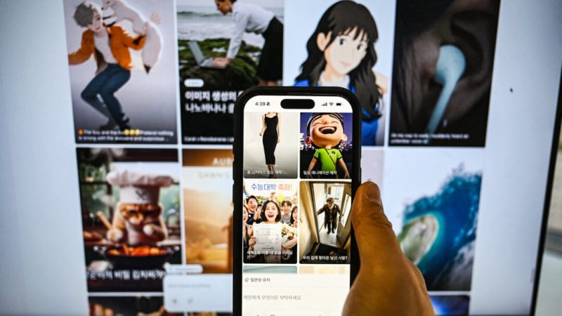 На этой фотоиллюстрации показаны изображения, созданные с помощью искусственного интеллекта, в Сеуле, Южная Корея, 22 января 2026 года. (Jung Yeon-je/AFP via Getty Images)