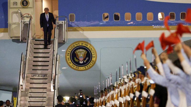 13 мая 2026 года в Пекине (Китай) президента США Дональда Трампа встречают китайская молодежь, почетный караул и военный оркестр, когда он выходит из самолета «Эйр Форс Один» в международном аэропорту Пекина. (Алекс Вонг/Getty Images)