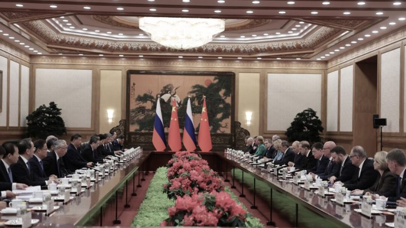 Президент России Владимир Путин и президент Китая Си Цзиньпин принимают участие в двусторонней встрече в Большом зале народа 20 мая 2026 года в Пекине, Китай. (Максим Шеметов — China Pool/Getty Images)