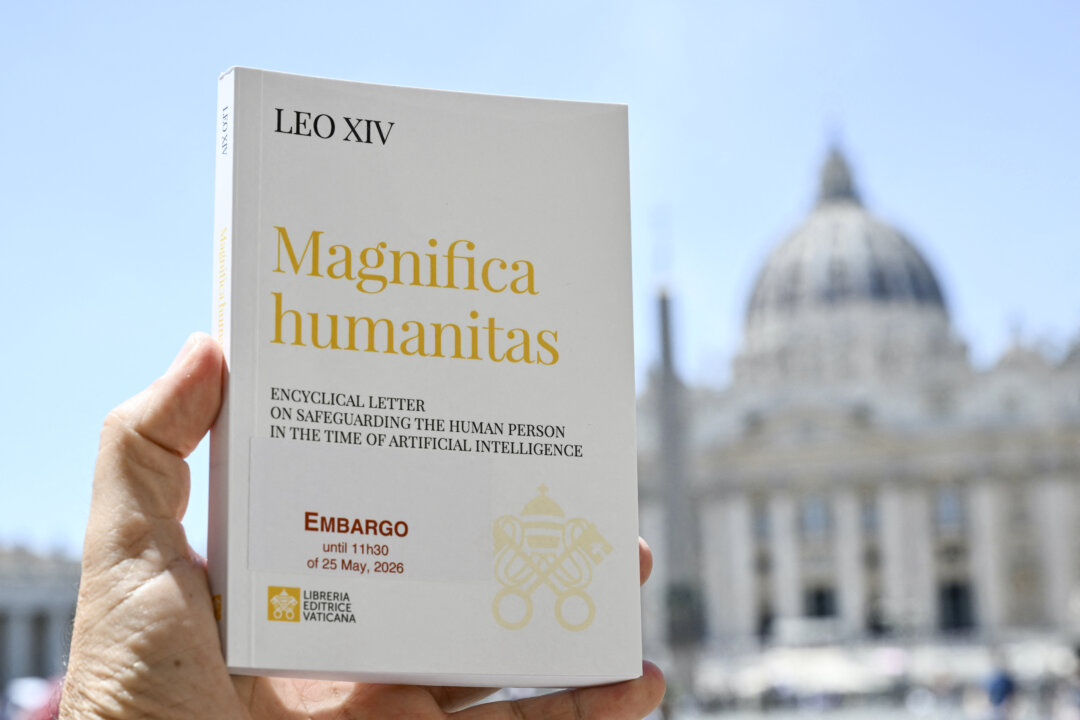 Энциклика Папы Льва XIV «Magnifica Humanitas», посвященная развитию искусственного интеллекта, в Ватикане 25 мая 2026 года. (Альберто Пиццоли / AFP via Getty Images) | Epoch Times Media
