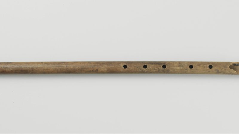 Поперечная флейта, ок. 1590–1596 гг. Дерево; 25 1/4 дюйма на 7/8 дюйма. Рейксмузеум, Амстердам. (Общественное достояние)