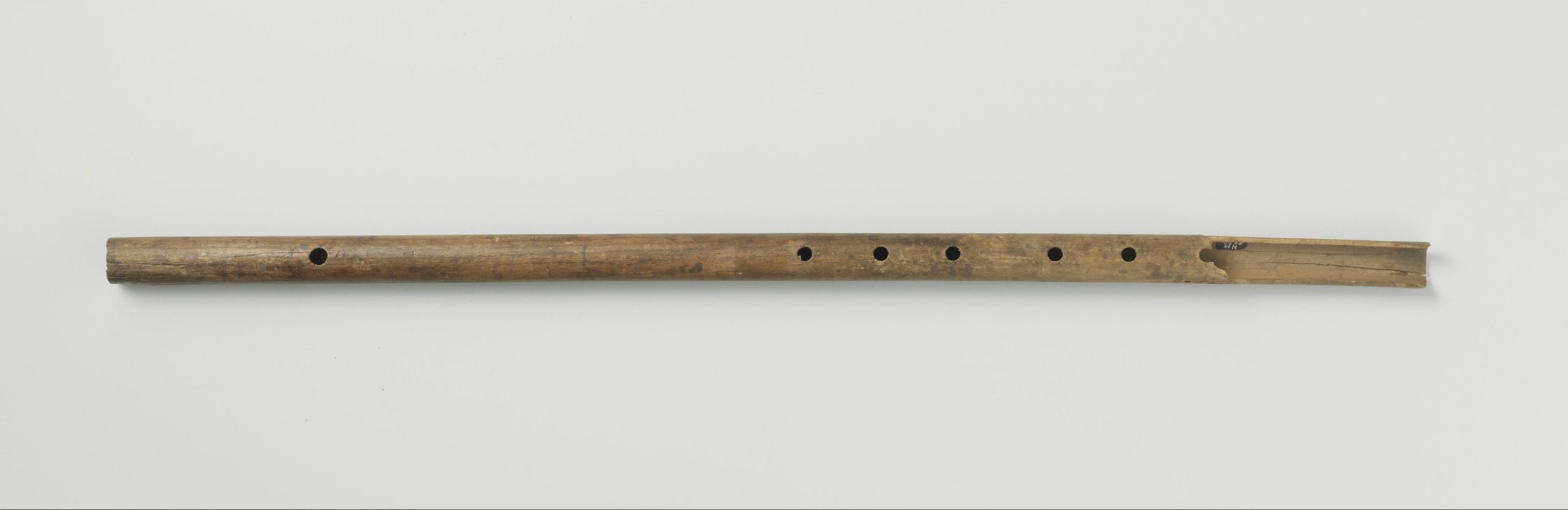 Поперечная флейта, ок. 1590–1596 гг. Дерево; 25 1/4 дюйма на 7/8 дюйма. Рейксмузеум, Амстердам. (Общественное достояние)