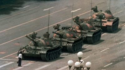 Одинокий китаец останавливает колонну танков, движущуюся на восток по пекинскому проспекту «Вечного мира», во время резни на площади Тяньаньмэнь 5 июня 1989 года. (Джефф Уайденер/AP Photo) | Epoch Times Media