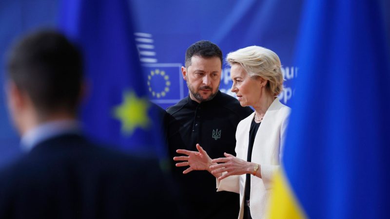 Председатель Европейской комиссии Урсула фон дер Ляйен и президент Украины Владимир Зеленский беседуют. (Архивное фото)  Фото: Омар Гавана/AP/dpa