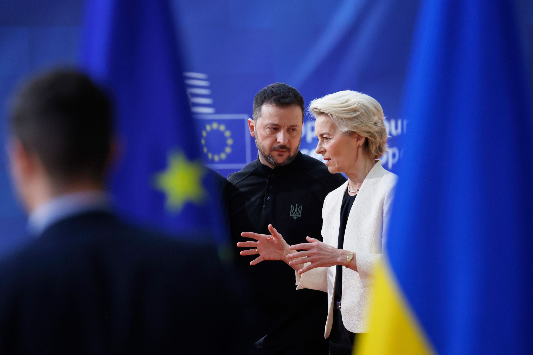 Председатель Европейской комиссии Урсула фон дер Ляйен и президент Украины Владимир Зеленский беседуют. (Архивное фото) Фото: Омар Гавана/AP/dpa