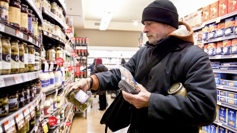 Мужчина читает этикетки на продуктах питания в магазине Whole Foods Market в Нью-Йорке. (Самира Буау/The Epoch Times)