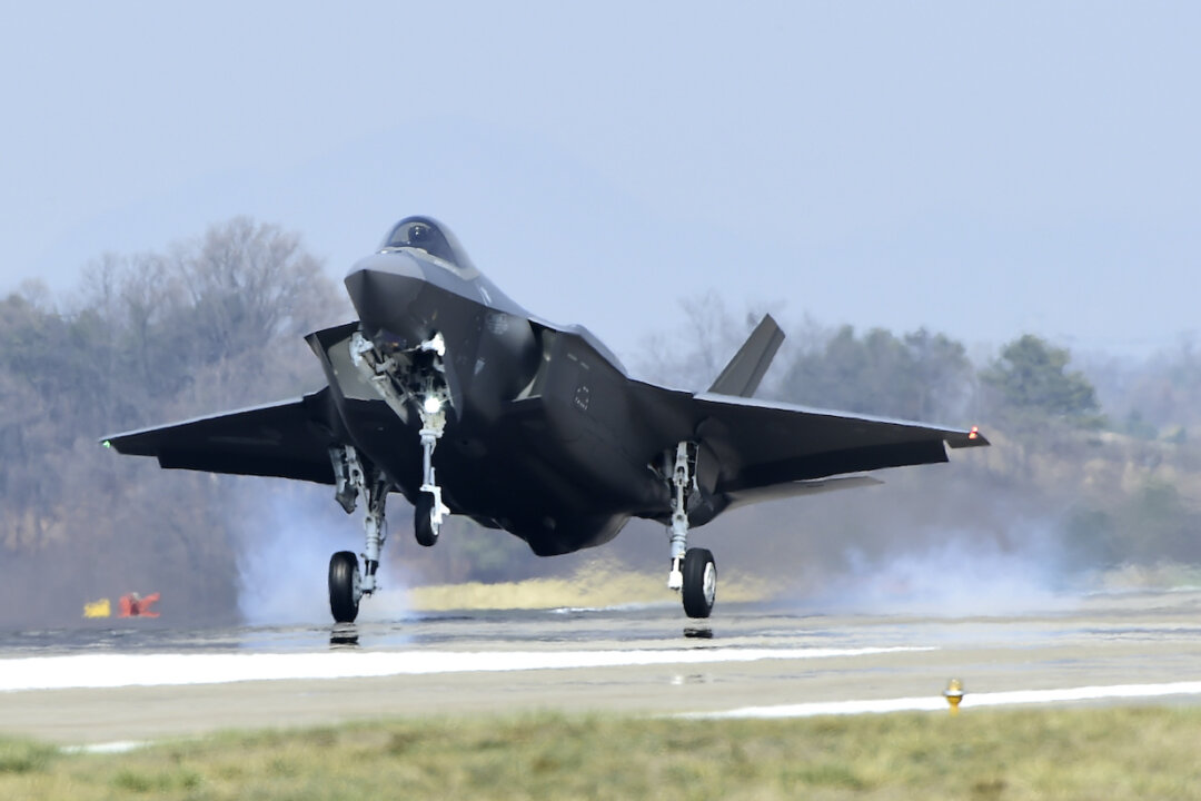 Американский истребитель F-35A совершает посадку на авиабазе Чхунджу, Южная Корея, 29 марта 2019 года. (Фото: Управление программ оборонных закупок Южной Кореи, Getty Images) | Epoch Times Media