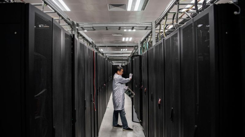 Взгляд на лабораторию кибербезопасности Huawei в Дунгуане (Китай) в апреле 2019 года. Инженер Huawei работает с серверным блоком на заводе в Дунгуане. (Иллюстративное фото). Фото: Кевин Фрейер/Getty Images)