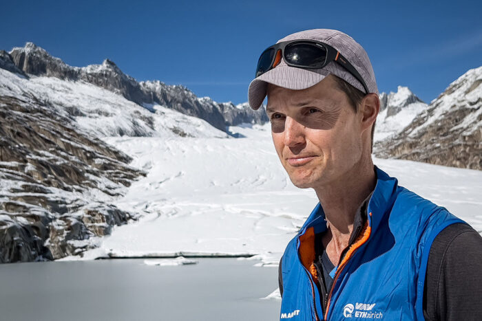 Гляциолог и руководитель сети «Glacier Monitoring in Switzerland» (GLAMOS) Матиас Хусс 28 сентября 2025 года рядом с ледником Роны выше города Глетч в Швейцарских Альпах.