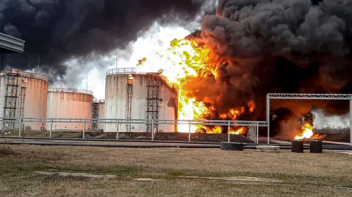 Россия теперь задействует резервистов для защиты нефтеперерабатывающих заводов и других важных объектов энергетической инфраструктуры от атак украинских дронов. (Архивное фото)  Фото: Автор не указан/Пресс-служба МЧС России/AP/dpa