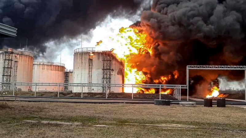 Украина наносит удары по нефтеперерабатывающим заводам: в России возникают проблемы со снабжением топливом
