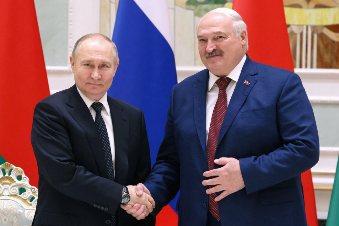 Президент России Владимир Путин и президент Беларуси Александр Лукашенко в Минске, Беларусь, 24 мая 2024 года. (Михаил Метцель/«Спутник»/пул фотографов, фото предоставлено Reuters) | Epoch Times Media