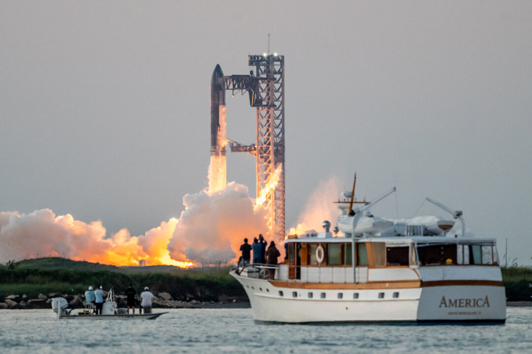 13 октября 2024 года корабль SpaceX Starship стартовал с космодрома Starbase, расположенного недалеко от Бока-Чика, штат Техас, в рамках испытательного полета Starship Flight 5. (Серхио Флорес/AFP via Getty Images) | Epoch Times Media
