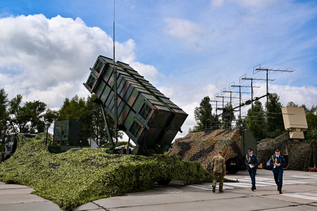 Украинские военнослужащие проходят мимо зенитного ракетного комплекса Patriot в неустановленном месте 4 августа 2024 года. (Сергей Супинский/AFP via Getty Images) | Epoch Times Media