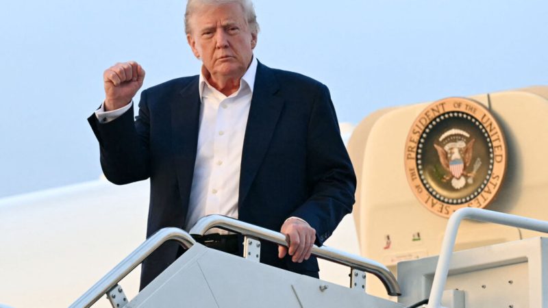 Президент Дональд Трамп выходит из самолета Air Force One по прибытии на объединенную базу Эндрюс в штате Мэриленд, 4 мая 2025 года. (Saul Loeb/AFP via Getty Images) | Epoch Times Media