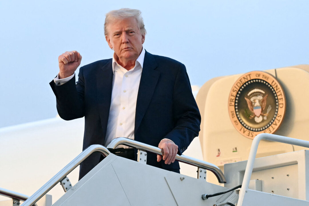 Президент Дональд Трамп выходит из самолета Air Force One по прибытии на объединенную базу Эндрюс в штате Мэриленд, 4 мая 2025 года. (Saul Loeb/AFP via Getty Images) | Epoch Times Media